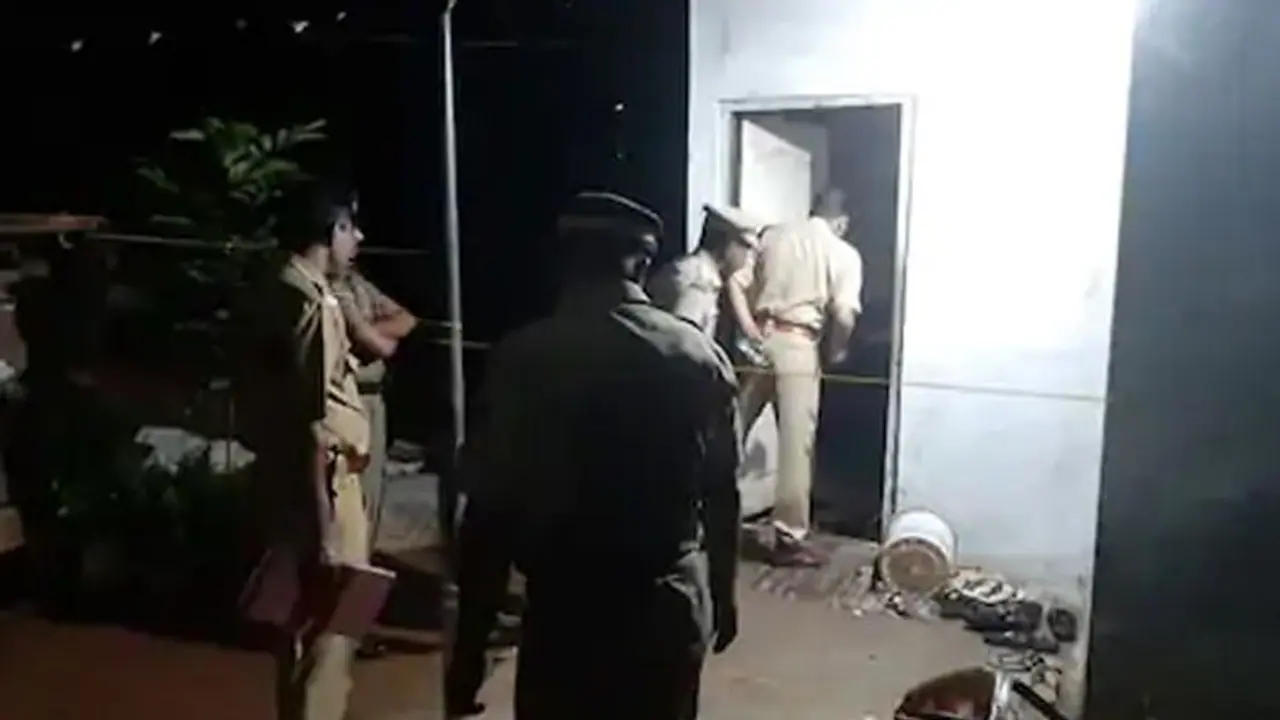 UP में नाबालिग बच्ची से छेड़छाड़: पुलिस ने पिता को थाने से भगाया..घर लौटा तो फंदे से लटकी मिली बेटी UP में नाबालिग बच्ची से छेड़छाड़: पुलिस ने पिता को थाने से भगाया..घर लौटा तो फंदे से लटकी मिली बेटी