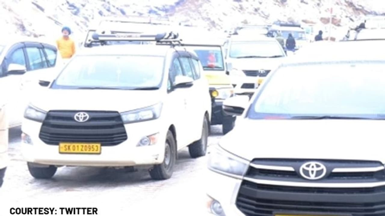 Indian Army rescues 450 tourists stuck in heavy snowstorm near China border in Sikkim Indian Army rescues 450 tourists stuck in heavy snowstorm near China border in Sikkim