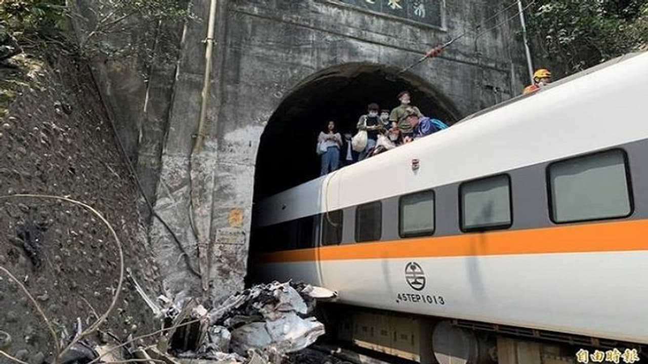 తైవాన్ రైలు ప్రమాదం : సొరంగంలో పట్టాలు తప్పి.. 36మంది మృతి.. తైవాన్ రైలు ప్రమాదం : సొరంగంలో పట్టాలు తప్పి.. 36మంది మృతి..