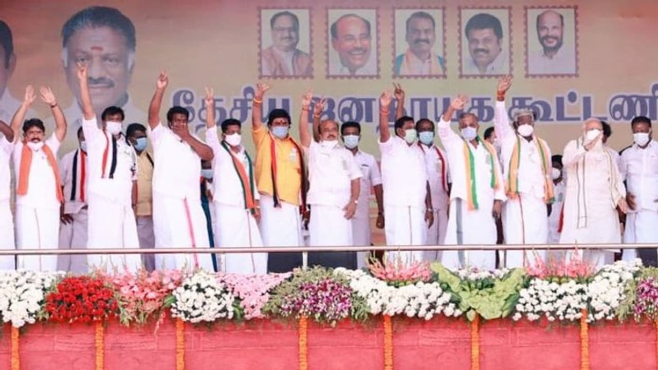 நல்லா இருக்கீங்களா? மதுரை மண்ணில் தமிழ் பேசி அதிரவைத்த மோடி... ‘வெற்றிவேல், வீர வேல்’ முழக்கத்துடன் உற்சாகம்! நல்லா இருக்கீங்களா? மதுரை மண்ணில் தமிழ் பேசி அதிரவைத்த மோடி... ‘வெற்றிவேல், வீர வேல்’ முழக்கத்துடன் உற்சாகம்!