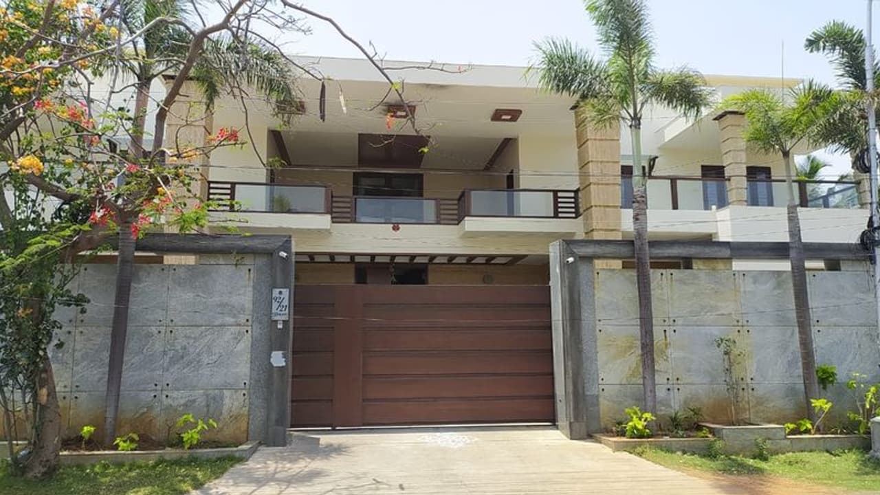 சுற்றி வளைக்கும் வருமான வரித்துறை... இன்றும் அதிமுக திமுக பிரமுகர்கள் வீட்டில் அதிரடி ரெய்டு..! சுற்றி வளைக்கும் வருமான வரித்துறை... இன்றும் அதிமுக திமுக பிரமுகர்கள் வீட்டில் அதிரடி ரெய்டு..!