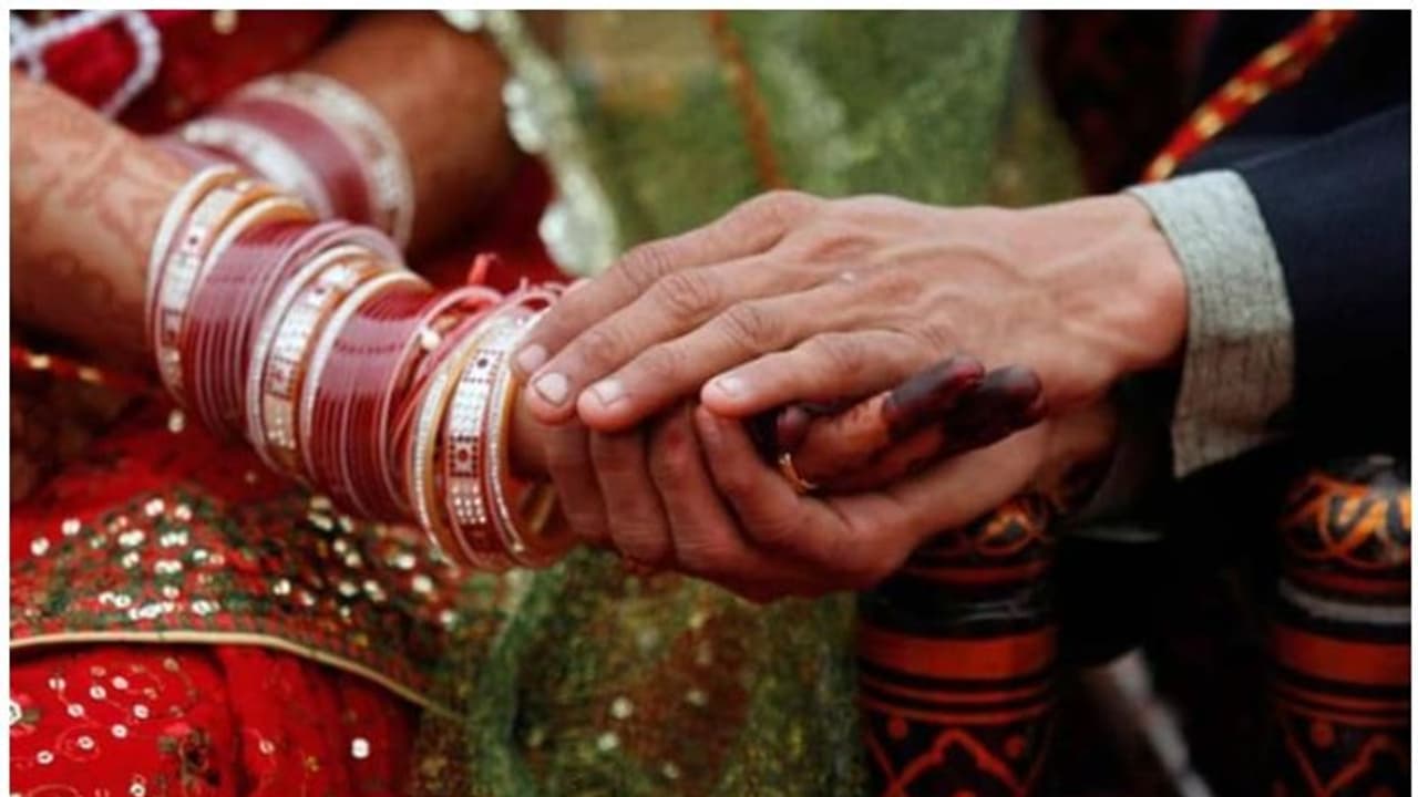 ಮಿತಿಮೀರಿದ ಕೊರೋನಾ: 'ಮದುವೆಗೆ ಬರಬೇಡಿ, ಮನೆಯಿಂದಲೇ ಆಶೀರ್ವದಿಸಿ' ಮಿತಿಮೀರಿದ ಕೊರೋನಾ: 'ಮದುವೆಗೆ ಬರಬೇಡಿ, ಮನೆಯಿಂದಲೇ ಆಶೀರ್ವದಿಸಿ'