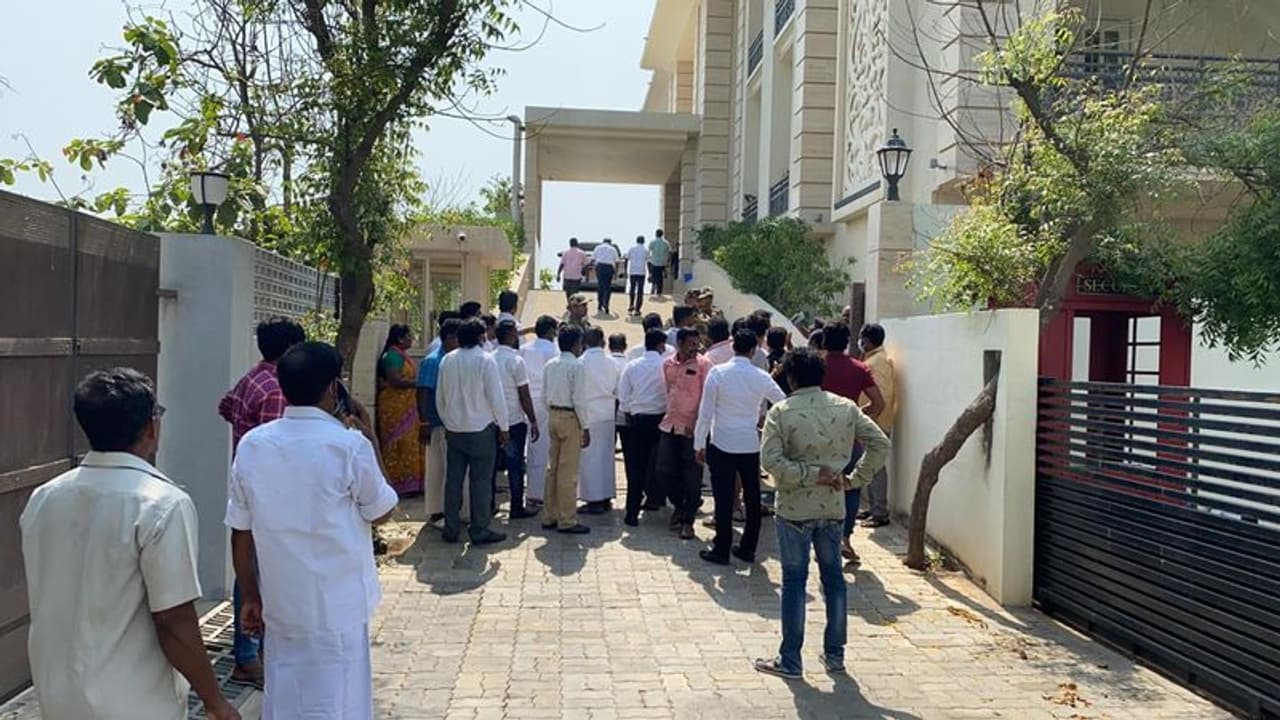 అమిత్ షా కుమారుడి ఆస్తులపై ఉదయనిధి వ్యాఖ్యలు: స్టాలిన్ అల్లుడి ఇంట్లో ఐటీ దాడులు