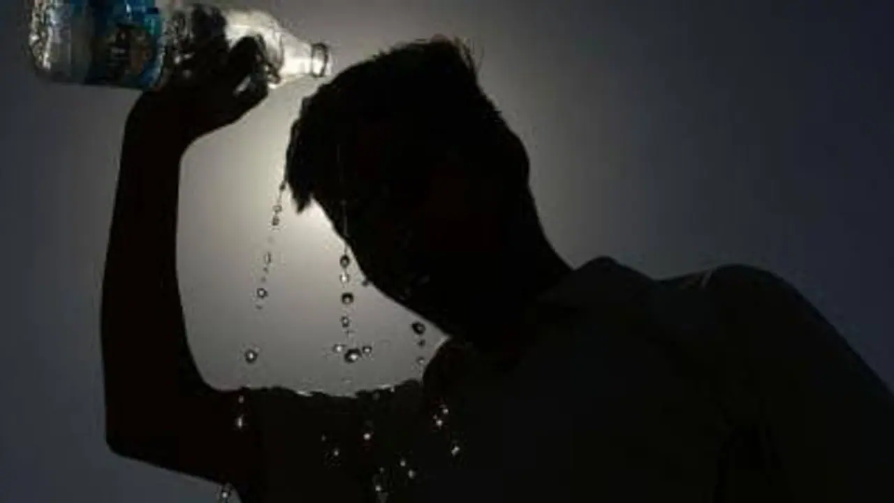 தமிழக பகுதியை நோக்கி தரைக்காற்று.. 27 மாவட்டங்களில் மண்டையை பிளக்கும் வெயில்.. வானிலை மையம் எச்சரிக்கை. தமிழக பகுதியை நோக்கி தரைக்காற்று.. 27 மாவட்டங்களில் மண்டையை பிளக்கும் வெயில்.. வானிலை மையம் எச்சரிக்கை.