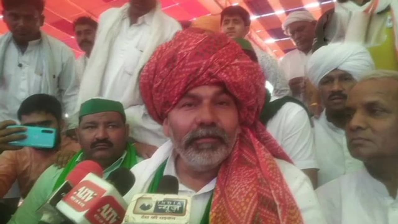 पत्थर मारकर गाड़ी के शीशे तोड़े गए, राकेश टिकैत ने कहा, हमला हुआ, 4 लोग हिरासत में लिए गए पत्थर मारकर गाड़ी के शीशे तोड़े गए, राकेश टिकैत ने कहा, हमला हुआ, 4 लोग हिरासत में लिए गए