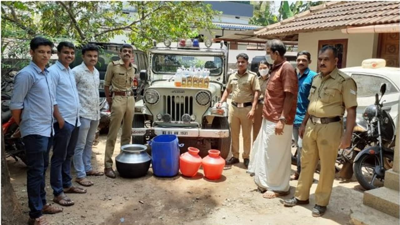 തെരഞ്ഞെടുപ്പ് റെയ്ഡ്; വണ്ടൂരിൽ 130 ലിറ്റർ വാഷും ചാരായവും പിടിച്ചെടുത്തു, ഒരാൾ അറസ്റ്റിൽ തെരഞ്ഞെടുപ്പ് റെയ്ഡ്; വണ്ടൂരിൽ 130 ലിറ്റർ വാഷും ചാരായവും പിടിച്ചെടുത്തു, ഒരാൾ അറസ്റ്റിൽ