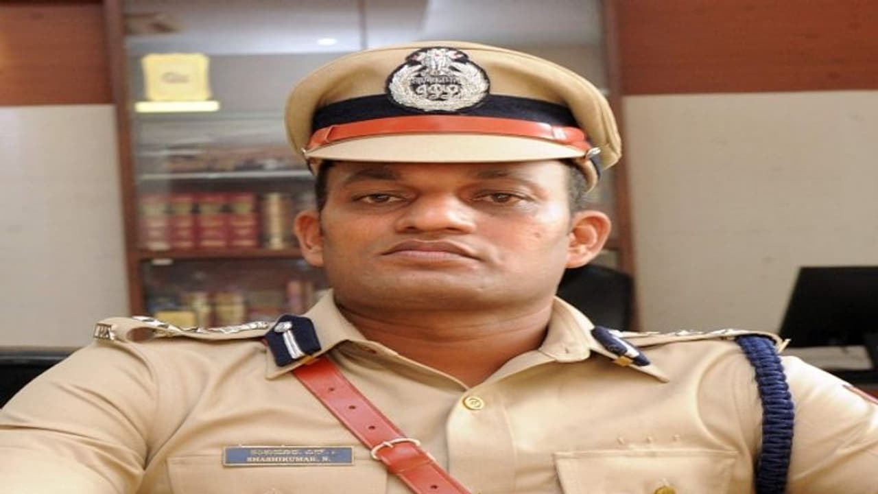 ಮಂಗಳೂರು; ಅನ್ಯಕೋಮಿನ ಯುವಕ ಯುವತಿ ಚಲಿಸುತ್ತಿದ್ದ ಬಸ್ ಮೇಲೆ ಸಂಘಟನೆ ದಾಳಿ ಮಂಗಳೂರು; ಅನ್ಯಕೋಮಿನ ಯುವಕ ಯುವತಿ ಚಲಿಸುತ್ತಿದ್ದ ಬಸ್ ಮೇಲೆ ಸಂಘಟನೆ ದಾಳಿ