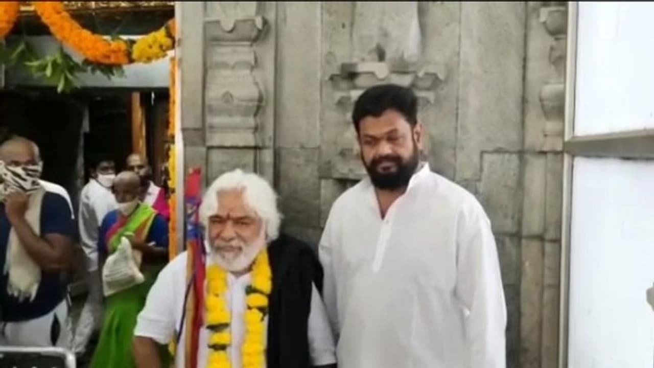 అన్నవరం సత్యదేవుడికి గద్దర్ పూజలు: విశాఖ ఉక్కు ఆందోళనకు మద్దతు అన్నవరం సత్యదేవుడికి గద్దర్ పూజలు: విశాఖ ఉక్కు ఆందోళనకు మద్దతు