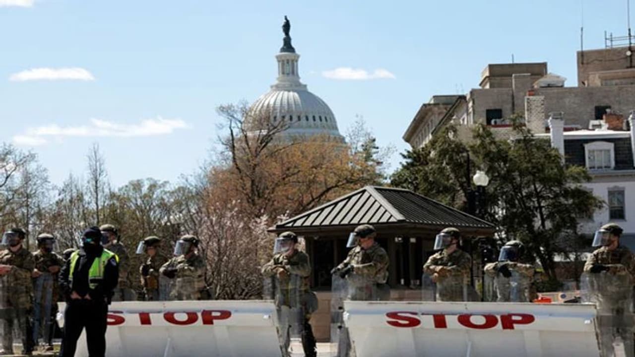 యూఎస్ కాపిటల్ వద్ద మరోసారి కలకలం, దూసుకొచ్చిన కారు, అధికారి మృతి యూఎస్ కాపిటల్ వద్ద మరోసారి కలకలం, దూసుకొచ్చిన కారు, అధికారి మృతి