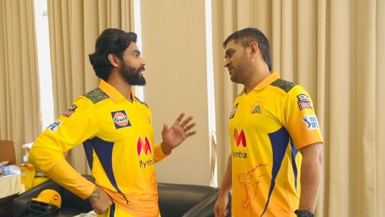 గాల్లో కత్తి తిప్పిన మహేంద్ర సింగ్ ధోనీ... రవీంద్ర జడేజాని ఆటపట్టిస్తూ... గాల్లో కత్తి తిప్పిన మహేంద్ర సింగ్ ధోనీ... రవీంద్ర జడేజాని ఆటపట్టిస్తూ...