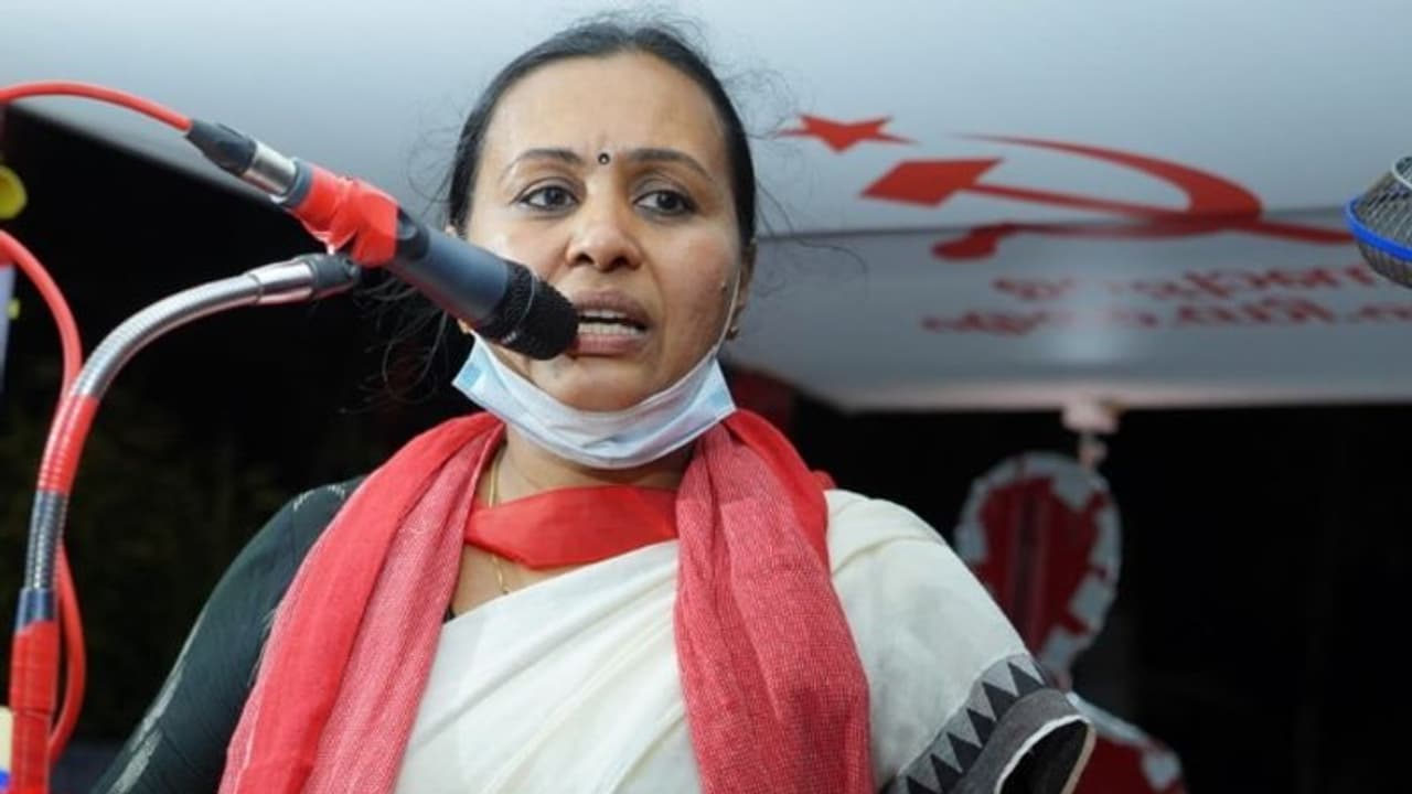 പ്രചാരണ വാഹനം അപകടത്തിൽ പെട്ടു, വീണ ജോർജ്ജിന് പരിക്ക് പ്രചാരണ വാഹനം അപകടത്തിൽ പെട്ടു, വീണ ജോർജ്ജിന് പരിക്ക്