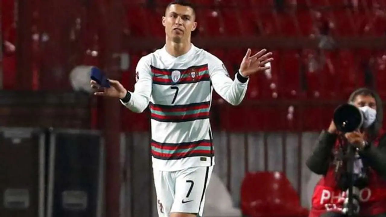 Ronaldo ने गुस्से में जिस आर्मबैंड को निकालकर फेंका, अब लाखों में हुआ नीलाम, इस नेक काम के लिए होगा इस्तेमाल Ronaldo ने गुस्से में जिस आर्मबैंड को निकालकर फेंका, अब लाखों में हुआ नीलाम, इस नेक काम के लिए होगा इस्तेमाल