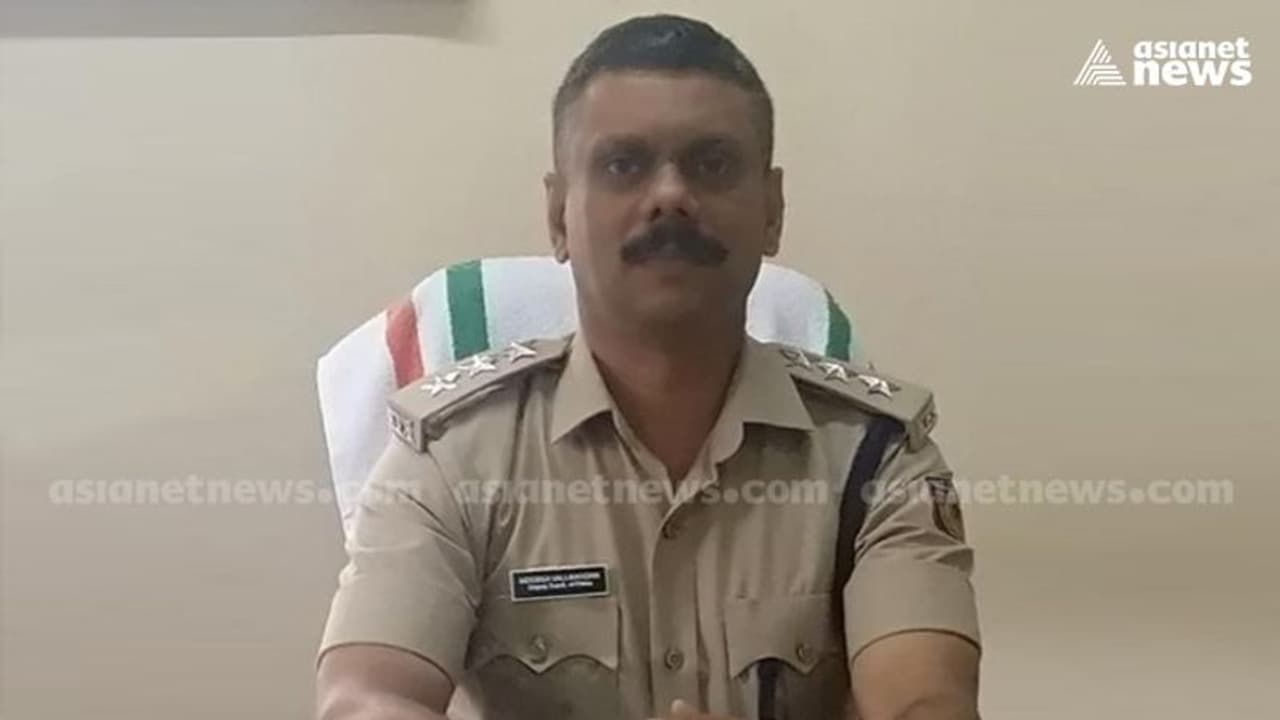 രാഹുൽ ഗാന്ധിയുടെ അകമ്പടി വാഹനം കാലിൽ കയറി ഡിവൈഎസ്പിക്ക് പരിക്ക് രാഹുൽ ഗാന്ധിയുടെ അകമ്പടി വാഹനം കാലിൽ കയറി ഡിവൈഎസ്പിക്ക് പരിക്ക്