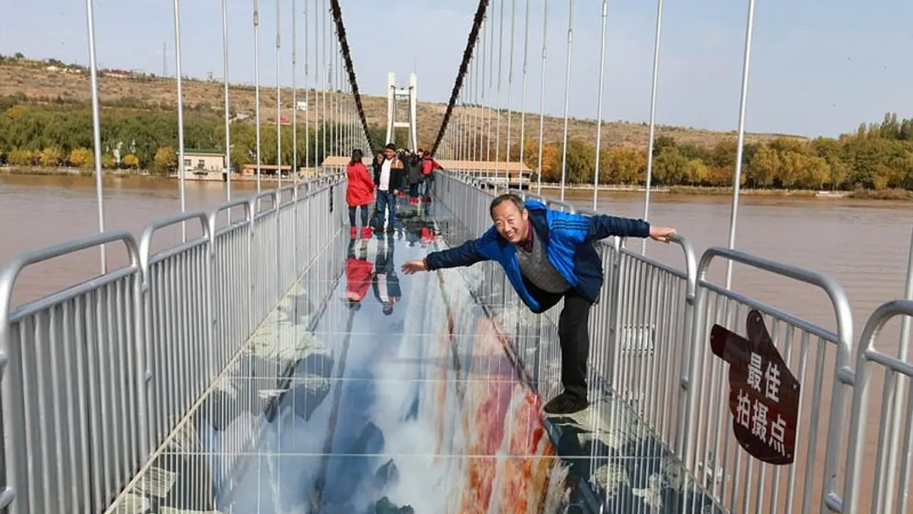 दुनिया का सबसे लंबा सस्पेंशन पुल, जानें इसकी वजह से 5 घंटे की दूरी केवल 6 मिनट में कैसे हो रही तय दुनिया का सबसे लंबा सस्पेंशन पुल, जानें इसकी वजह से 5 घंटे की दूरी केवल 6 मिनट में कैसे हो रही तय