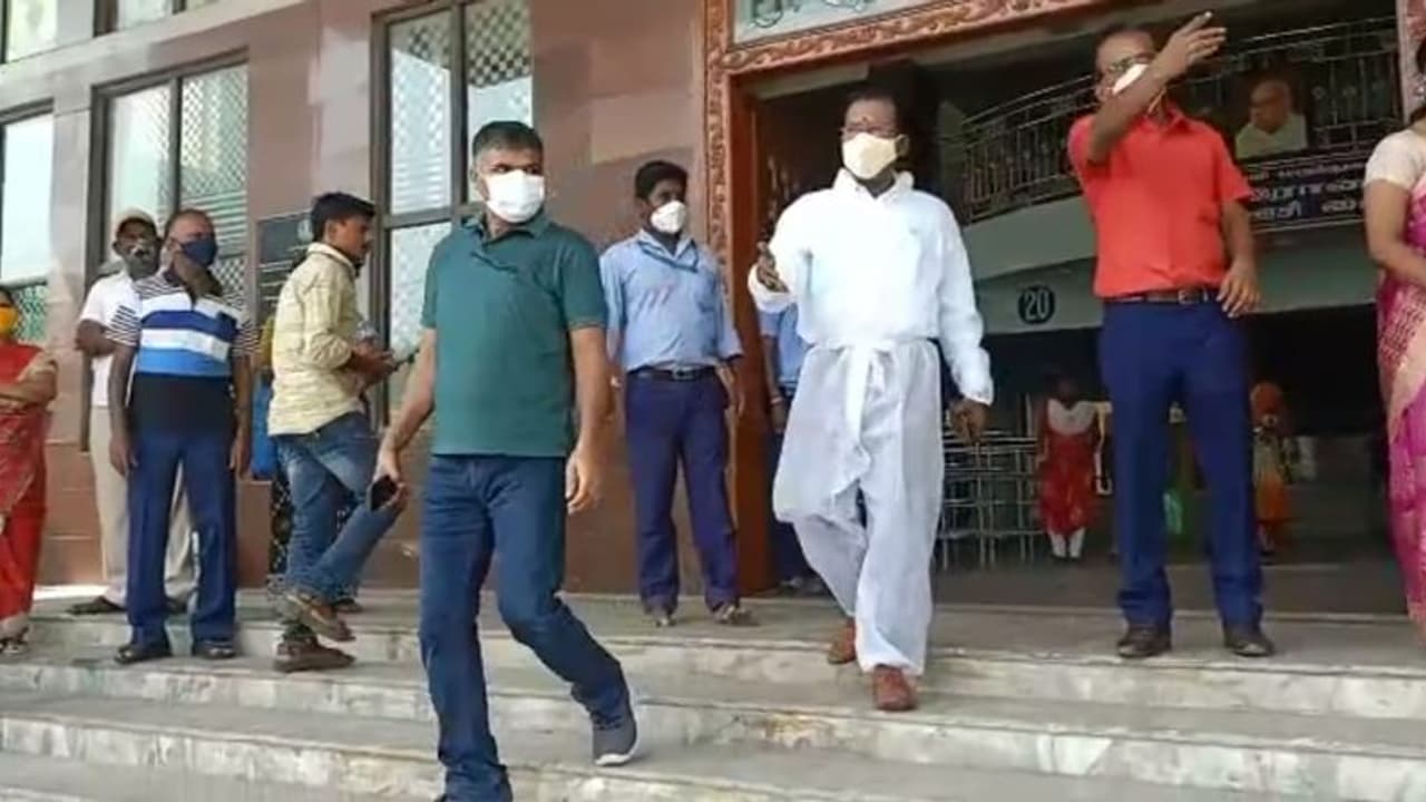 தேர்தல் அதிகாரிக்கு கொரோனா... டிரைவராக மாறி மருத்துவமனையில் சேர்த்த மதுரை மாவட்ட ஆட்சியர்..! தேர்தல் அதிகாரிக்கு கொரோனா... டிரைவராக மாறி மருத்துவமனையில் சேர்த்த மதுரை மாவட்ட ஆட்சியர்..!