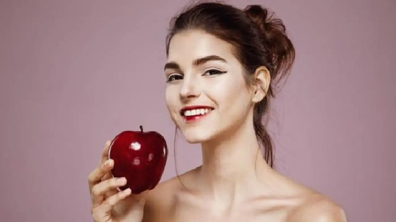 മുഖത്തെ ചുളിവുകൾ അകറ്റാൻ പരീക്ഷിക്കാം ആപ്പിള്‍ കൊണ്ടുള്ള ഈ ഫേസ് പാക്കുകള്‍...