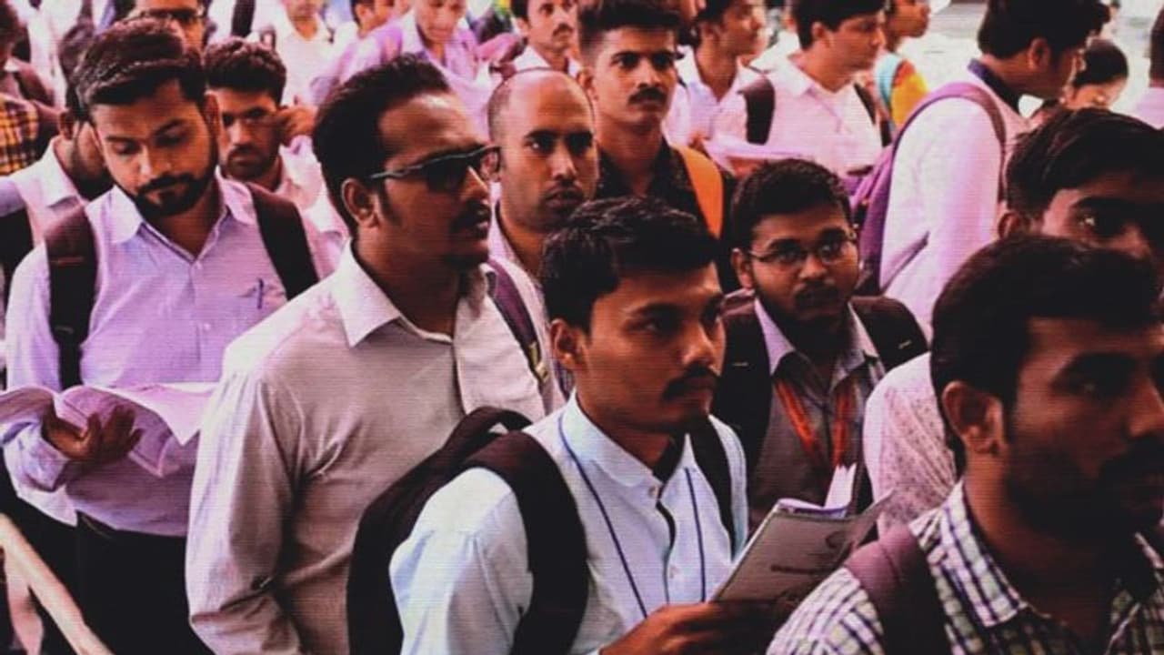 യുവാക്കൾക്ക് പണിയില്ല, ഉള്ള പണിക്ക് മിനിമം കൂലിയുമില്ല; 22 വര്‍ഷത്തെ ഇന്ത്യയിലെ കണക്കുകൾ പുറത്ത്