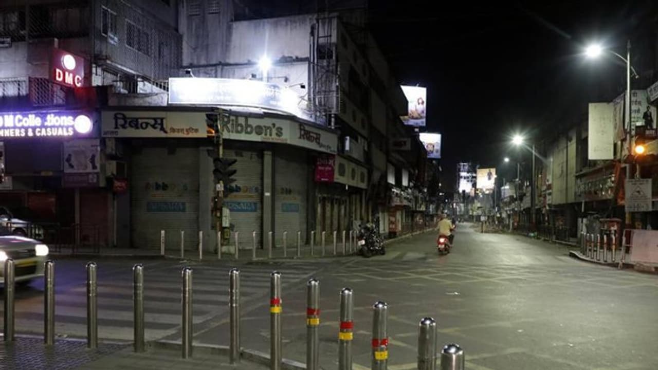 నైట్కర్ఫ్యూ, వీకెండ్ లాక్డౌన్: మహారాష్ట్ర సర్కార్ కఠిన నిర్ణయాలు, మార్గదర్శకాలివే..!! నైట్కర్ఫ్యూ, వీకెండ్ లాక్డౌన్: మహారాష్ట్ర సర్కార్ కఠిన నిర్ణయాలు, మార్గదర్శకాలివే..!!