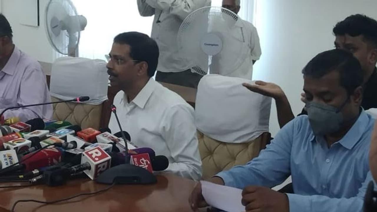 #BREAKING தமிழகத்தில் மே, 1, 2ம் தேதி முழு ஊரடங்கா? தலைமை தேர்தல் அதிகாரி பரபரப்பு தகவல்..! #BREAKING தமிழகத்தில் மே, 1, 2ம் தேதி முழு ஊரடங்கா? தலைமை தேர்தல் அதிகாரி பரபரப்பு தகவல்..!