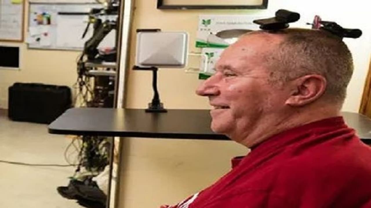 वैज्ञानिकों की मिली बड़ी सफलता, पहली बार इंसान के दिमाग को बिना किसी वायर के कम्प्यूटर से जोड़ा वैज्ञानिकों की मिली बड़ी सफलता, पहली बार इंसान के दिमाग को बिना किसी वायर के कम्प्यूटर से जोड़ा