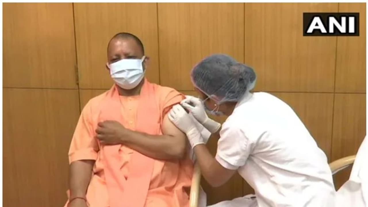 യുപി മുഖ്യമന്ത്രി യോഗി ആദിത്യനാഥ് കൊവിഡ് പ്രതിരോധ വാക്സീൻ ആദ്യ ഡോസ് സ്വീകരിച്ചു യുപി മുഖ്യമന്ത്രി യോഗി ആദിത്യനാഥ് കൊവിഡ് പ്രതിരോധ വാക്സീൻ ആദ്യ ഡോസ് സ്വീകരിച്ചു