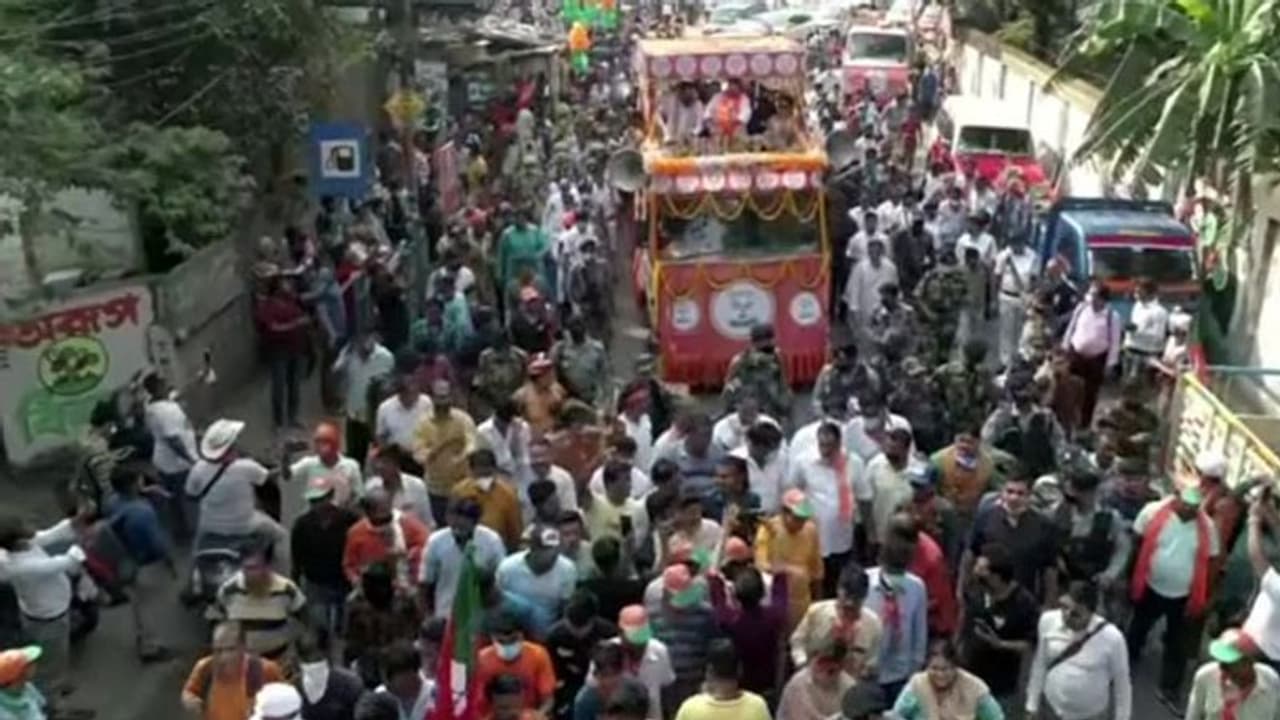 চোখ রাঙাচ্ছে করোনা, সাবধানতা ভুলে বাংলায় জমায়েত, অশান্তির ছবি, অসম শেখাচ্ছে সতর্কতার পাঠ চোখ রাঙাচ্ছে করোনা, সাবধানতা ভুলে বাংলায় জমায়েত, অশান্তির ছবি, অসম শেখাচ্ছে সতর্কতার পাঠ
