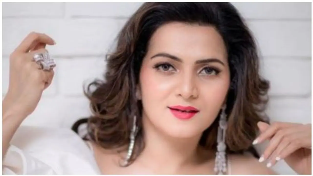 டிடி டான்ஸ் ஆடிக்கிட்டு இருக்கும் போது பொசுக்குன்னு செருப்பால் அடித்த குடும்பத்தினர்..! வைரலாகும் வீடியோ..!