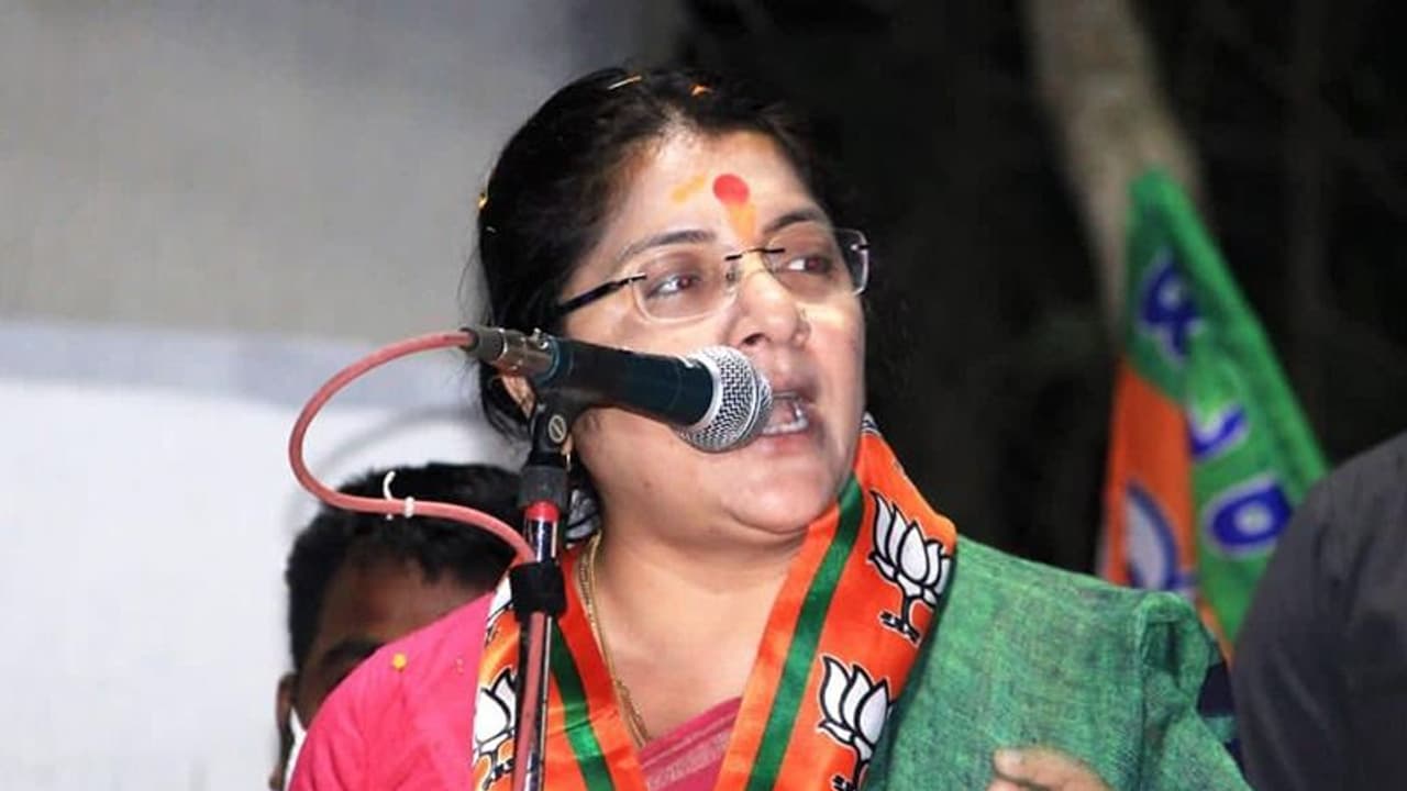 বিক্ষোভের মুখে সাংসদ লকেট চট্টোপাধ্যায়, বিডিও অফিসের বাইরে বোমাবাজি বিক্ষোভের মুখে সাংসদ লকেট চট্টোপাধ্যায়, বিডিও অফিসের বাইরে বোমাবাজি