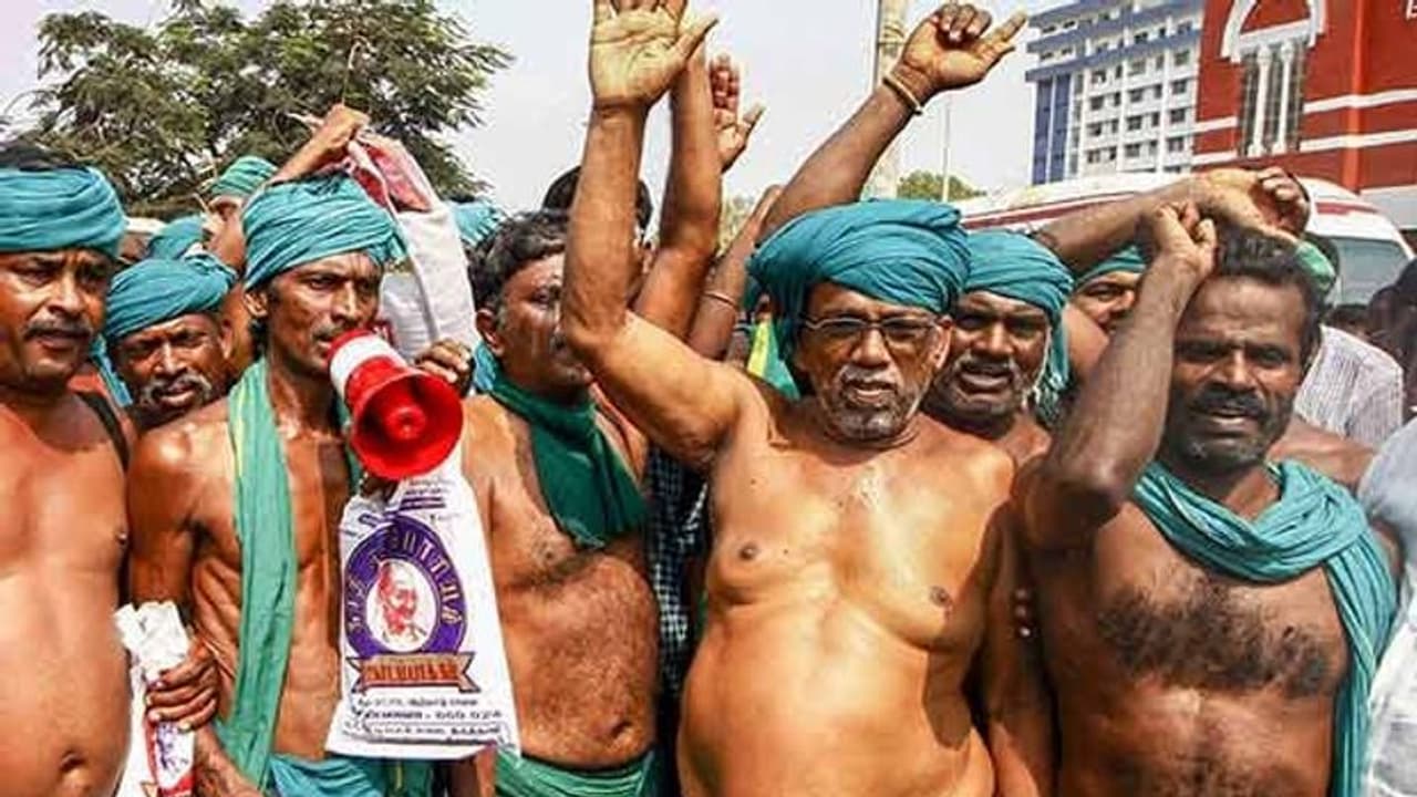 அதிரடியாக தலைமைச் செயலகத்தை முற்றுகையிட்ட விவசாயிகள்.. அரவக்குறிச்சியில் போட்டியிட அனுமதிக்க கோரி போராட்டம். அதிரடியாக தலைமைச் செயலகத்தை முற்றுகையிட்ட விவசாயிகள்.. அரவக்குறிச்சியில் போட்டியிட அனுமதிக்க கோரி போராட்டம்.