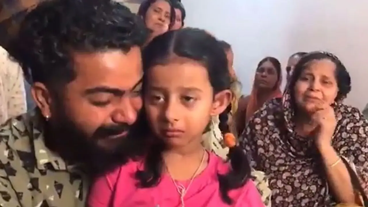 ನಾಪತ್ತೆಯಾಗಿರುವ ಯೋಧ ನಕ್ಸಲರ ಒತ್ತೆಯಾಳು? ಬಿಡಿಸಿಕೊಡುವಂತೆ ಪ್ರಧಾನಿಗೆ ಪುತ್ರಿ ಮನವಿ! ನಾಪತ್ತೆಯಾಗಿರುವ ಯೋಧ ನಕ್ಸಲರ ಒತ್ತೆಯಾಳು? ಬಿಡಿಸಿಕೊಡುವಂತೆ ಪ್ರಧಾನಿಗೆ ಪುತ್ರಿ ಮನವಿ!