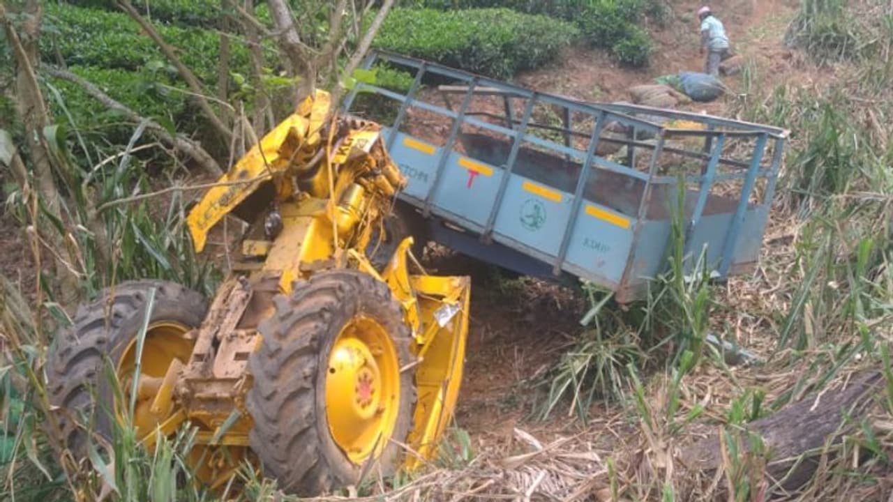 శ్రీకాకుళం జిల్లాలో ఘోరం... పొలంలో ట్రాక్టర్ బోల్తాపడి ఇద్దరు మృతి శ్రీకాకుళం జిల్లాలో ఘోరం... పొలంలో ట్రాక్టర్ బోల్తాపడి ఇద్దరు మృతి