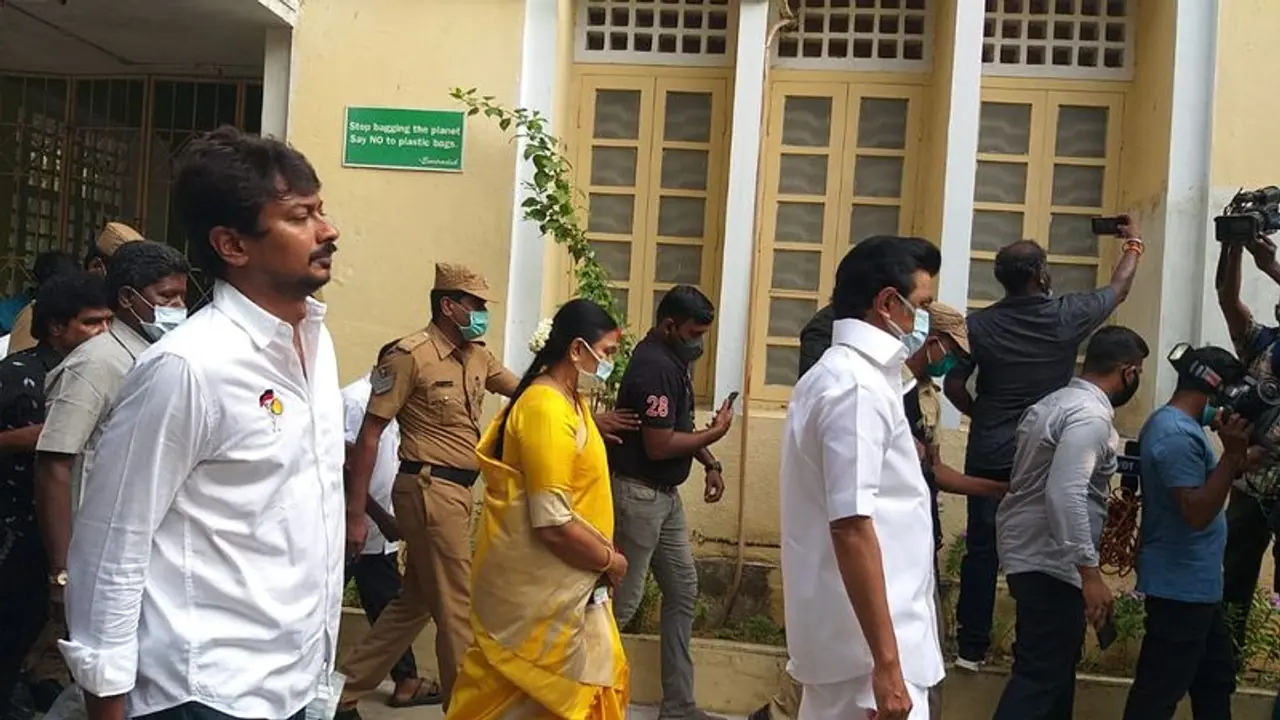 சென்னையில் சுழற்றியடிக்கும் கொரோனா.. குடும்பத்துடன் மதுரைக்கு கிளம்பிய ஸ்டாலின்.. சென்னையில் சுழற்றியடிக்கும் கொரோனா.. குடும்பத்துடன் மதுரைக்கு கிளம்பிய ஸ்டாலின்..