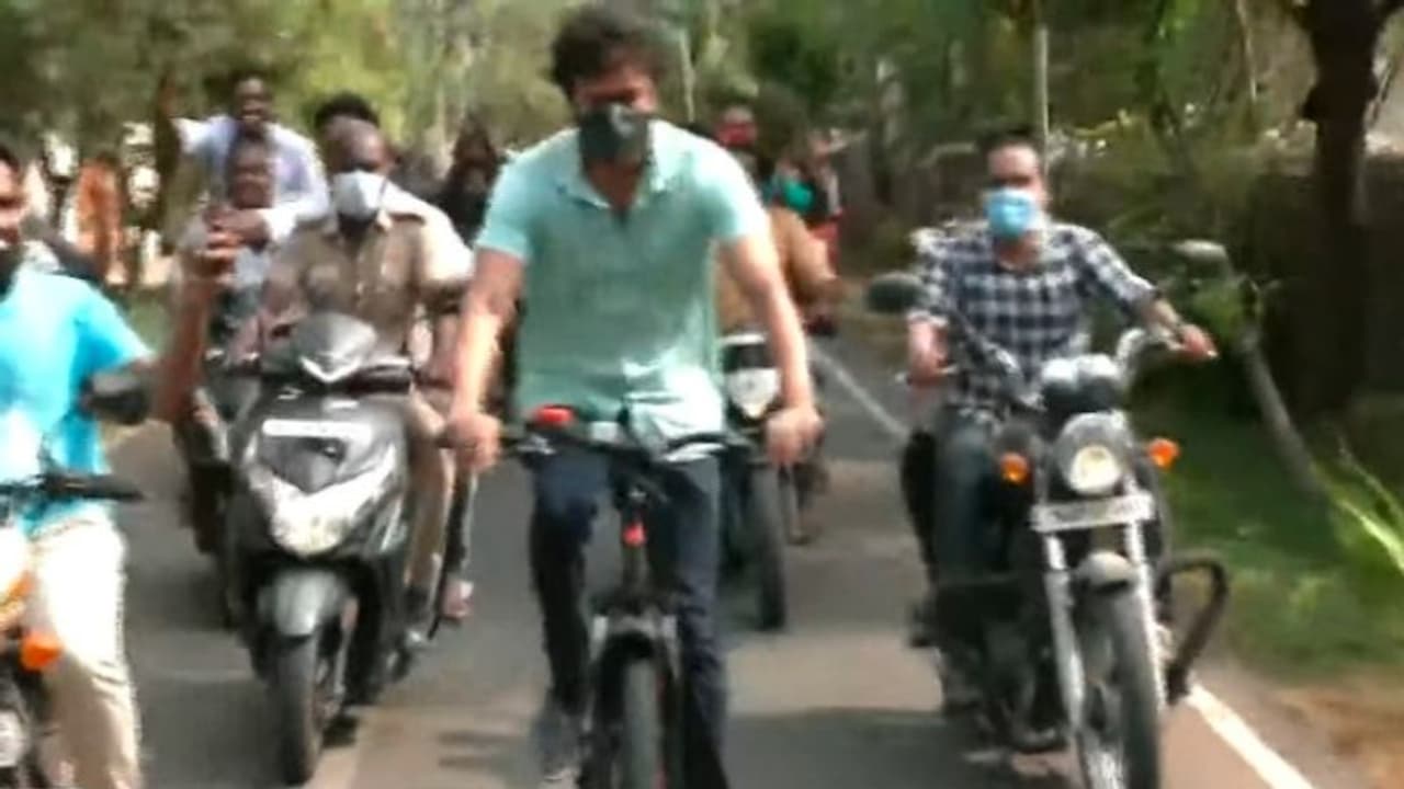 சைக்கிளில் வாக்களிக்க வந்த விஜய்! குறியீடு என்ன? திருடு போனதா சைக்கிள்..? சைக்கிளில் வாக்களிக்க வந்த விஜய்! குறியீடு என்ன? திருடு போனதா சைக்கிள்..?