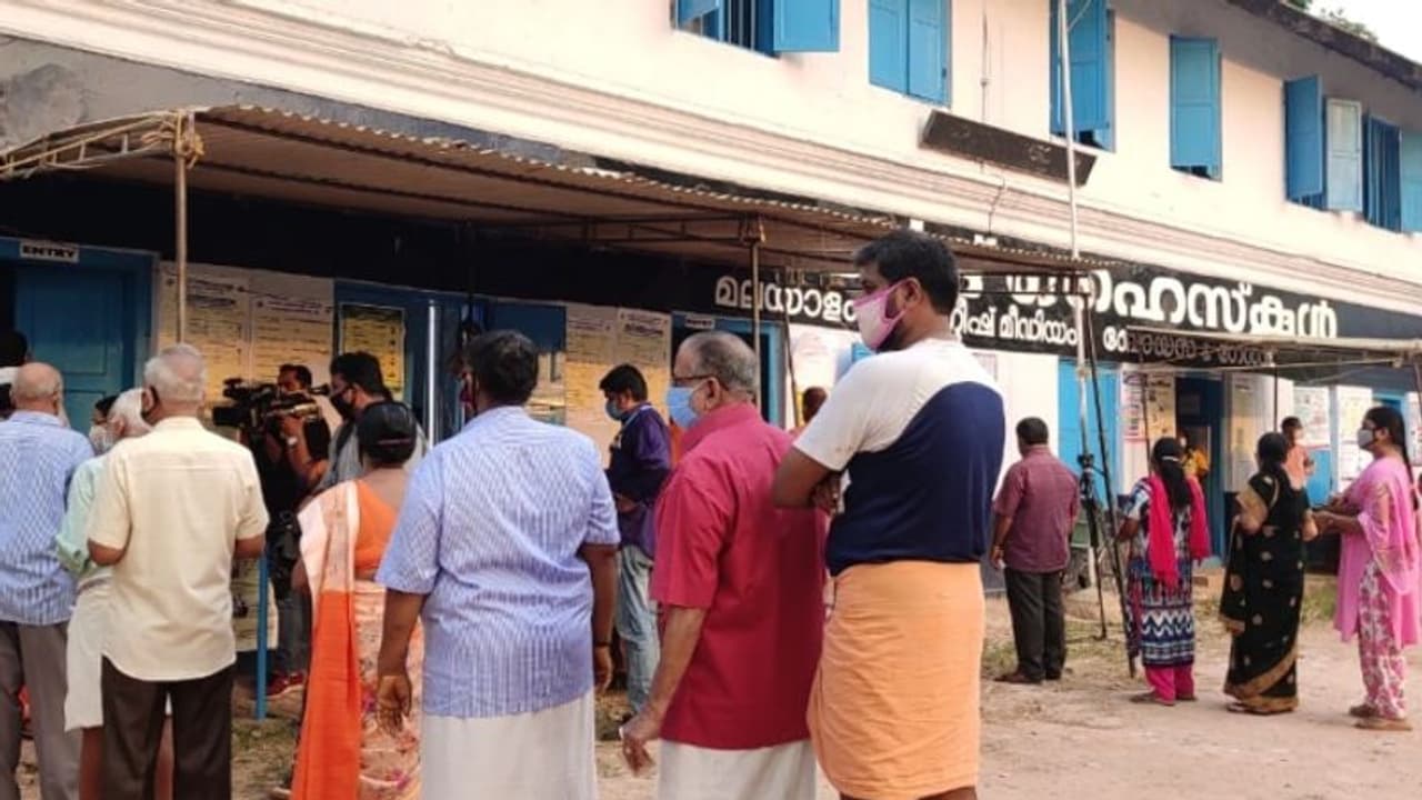 ആറന്മുളയിൽ വോട്ടർ പോളിംഗ് ബൂത്തിൽ കുഴഞ്ഞുവീണു മരിച്ചു ആറന്മുളയിൽ വോട്ടർ പോളിംഗ് ബൂത്തിൽ കുഴഞ്ഞുവീണു മരിച്ചു