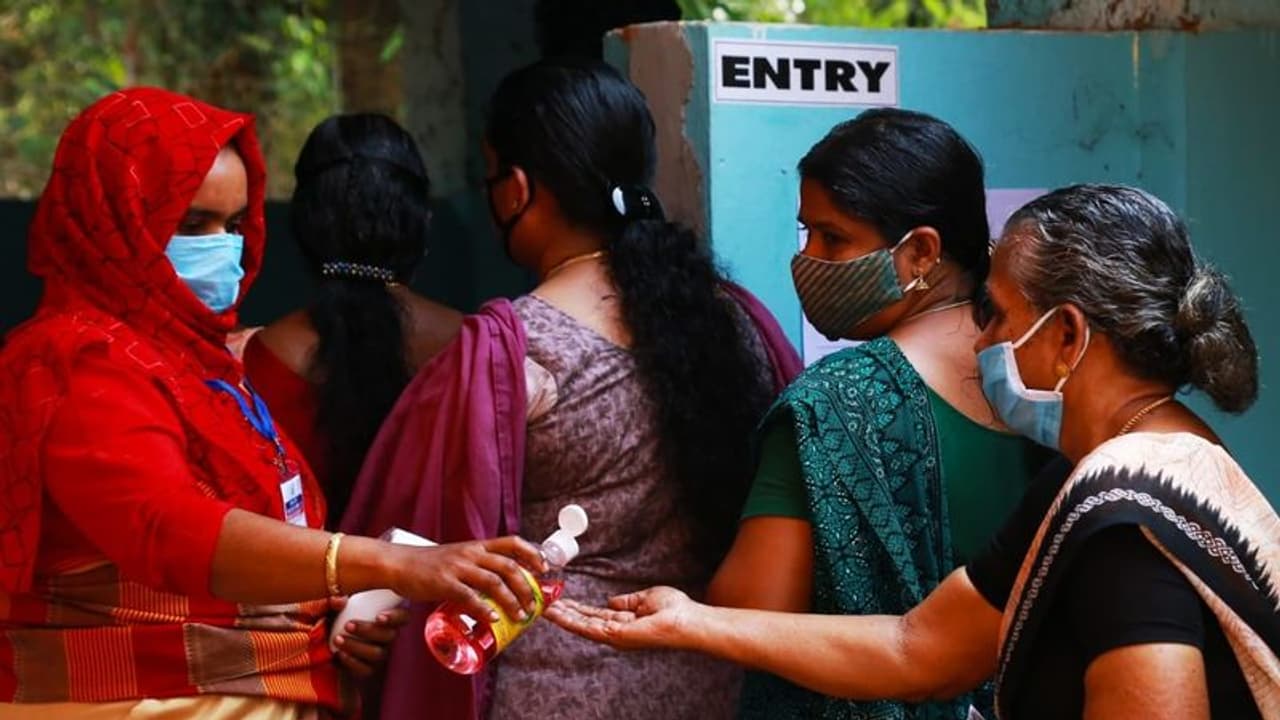 പതിവ് തെറ്റിച്ച് മലബാർ, പോളിംഗിൽ കാര്യമായ മുന്നേറ്റമില്ല: വോട്ടെടുപ്പിനിടെ പലയിടത്തും സംഘർഷം പതിവ് തെറ്റിച്ച് മലബാർ, പോളിംഗിൽ കാര്യമായ മുന്നേറ്റമില്ല: വോട്ടെടുപ്പിനിടെ പലയിടത്തും സംഘർഷം