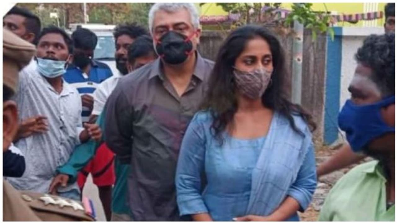 கருப்பு சிவப்பு மாஸ்க் அணிந்து வாக்களிக்க வந்த அஜித்... வதந்தி பரப்ப வலுவாக பிடித்துக் கொண்ட திமுக..! கருப்பு சிவப்பு மாஸ்க் அணிந்து வாக்களிக்க வந்த அஜித்... வதந்தி பரப்ப வலுவாக பிடித்துக் கொண்ட திமுக..!