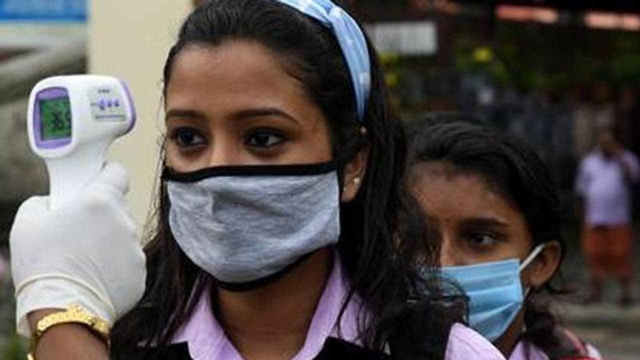 அதிர்ச்சி.. காய்ச்சலுடன் வரும் வாக்காளர்கள் திருப்பி அனுப்பப்பட்டனர்... மாலை 6 மணிக்கு மீண்டும் வாய்ப்பு...!