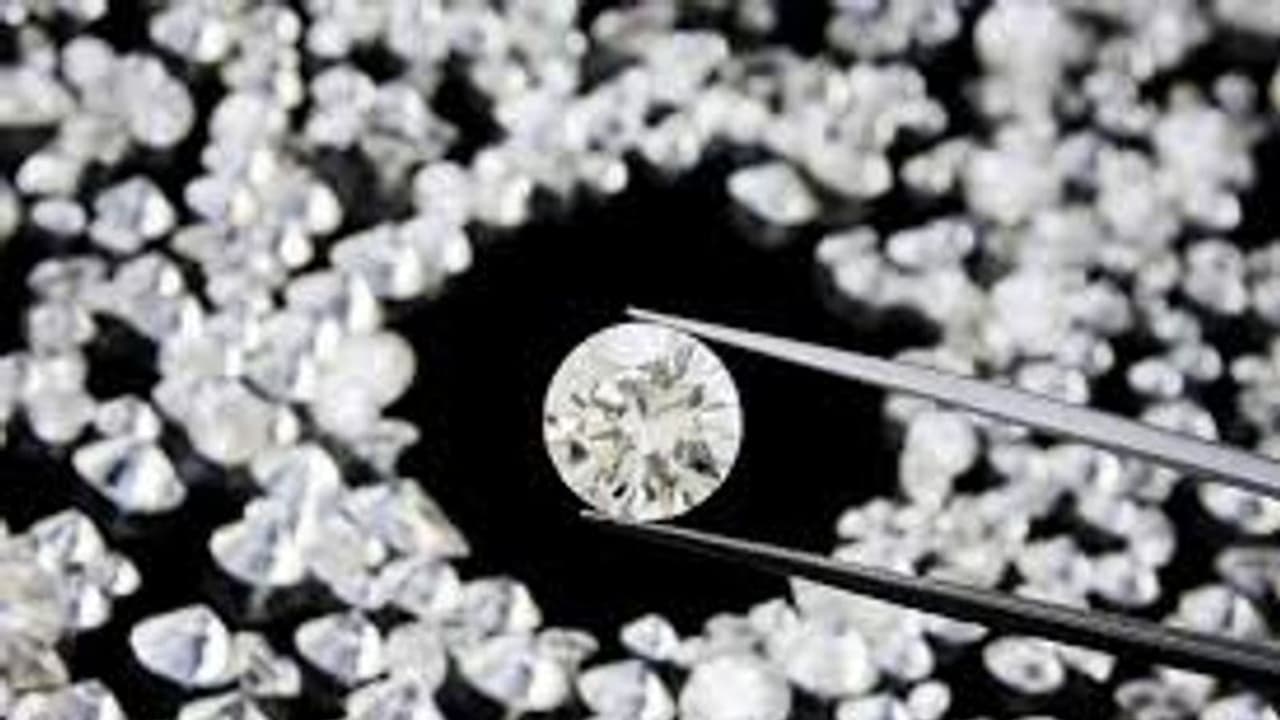 చాక్లెట్ కవర్లలో కోట్ల విలువైన వజ్రాలు.. అవాక్కైనా అధికారులు..
