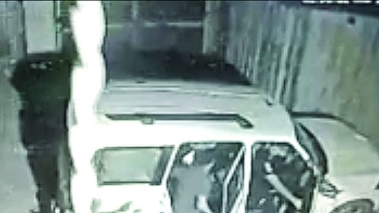 आंखों में मिर्ची फेंक जेल से भागे 16 बंदी, बाहर स्कॉर्पियों में ऐसे हुए सवार, CCTV फुटेज से हुआ बड़ा खुलासा आंखों में मिर्ची फेंक जेल से भागे 16 बंदी, बाहर स्कॉर्पियों में ऐसे हुए सवार, CCTV फुटेज से हुआ बड़ा खुलासा