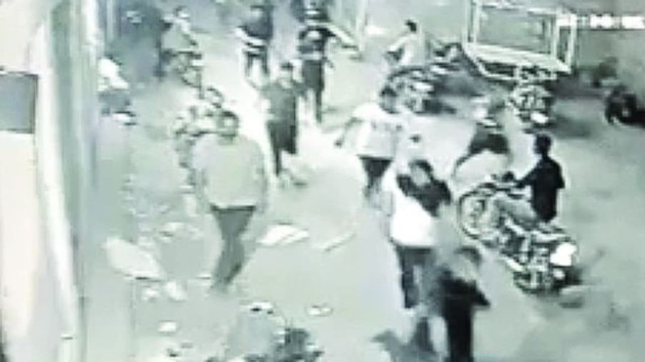 టీఆర్ఎస్ నాయకురాలి వీరంగం... వ్యాపారిపై దాడి, సిసి కెమెరాలో రికార్డ్ టీఆర్ఎస్ నాయకురాలి వీరంగం... వ్యాపారిపై దాడి, సిసి కెమెరాలో రికార్డ్