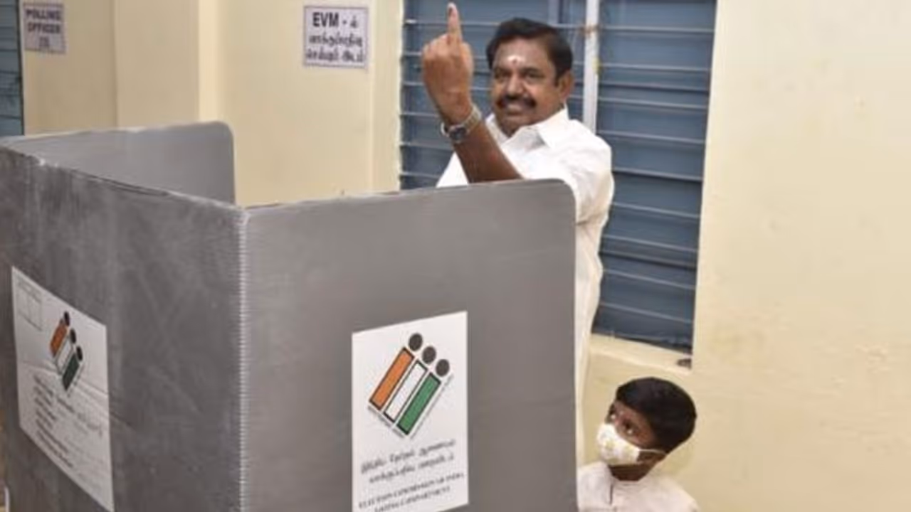 ஒரு கையில் பேரன்... மறு கையில் ஓட்டு.. அனைவரும் ஜனநாயக கடமையாற்ற முதல்வர் பழனிசாமி அறிவுரை..!