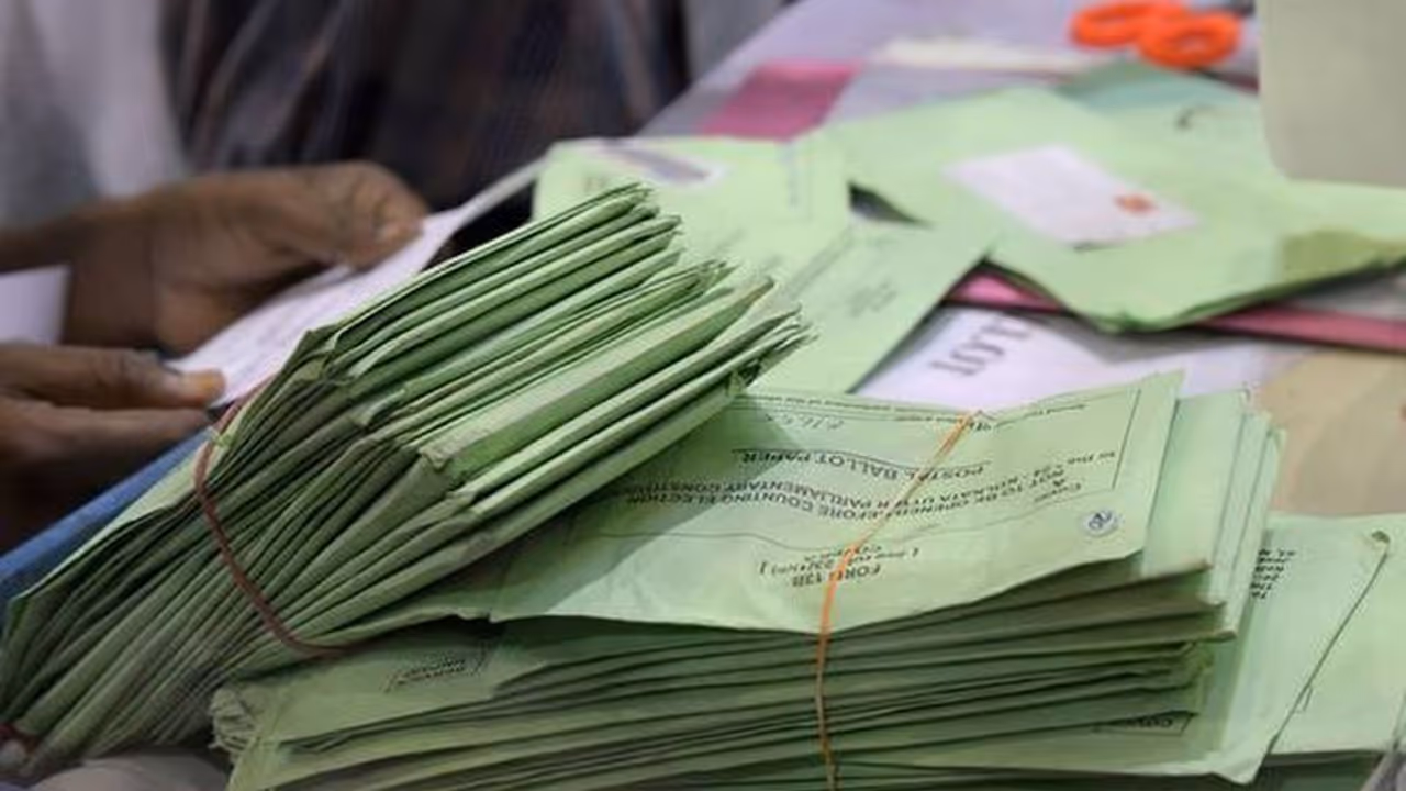 തപാൽ വോട്ടുകൾ സംബന്ധിച്ച തർക്കം: പരാതിയുമായി അഞ്ച് യുഡിഎഫ് സ്ഥാനാർത്ഥികൾ തപാൽ വോട്ടുകൾ സംബന്ധിച്ച തർക്കം: പരാതിയുമായി അഞ്ച് യുഡിഎഫ് സ്ഥാനാർത്ഥികൾ