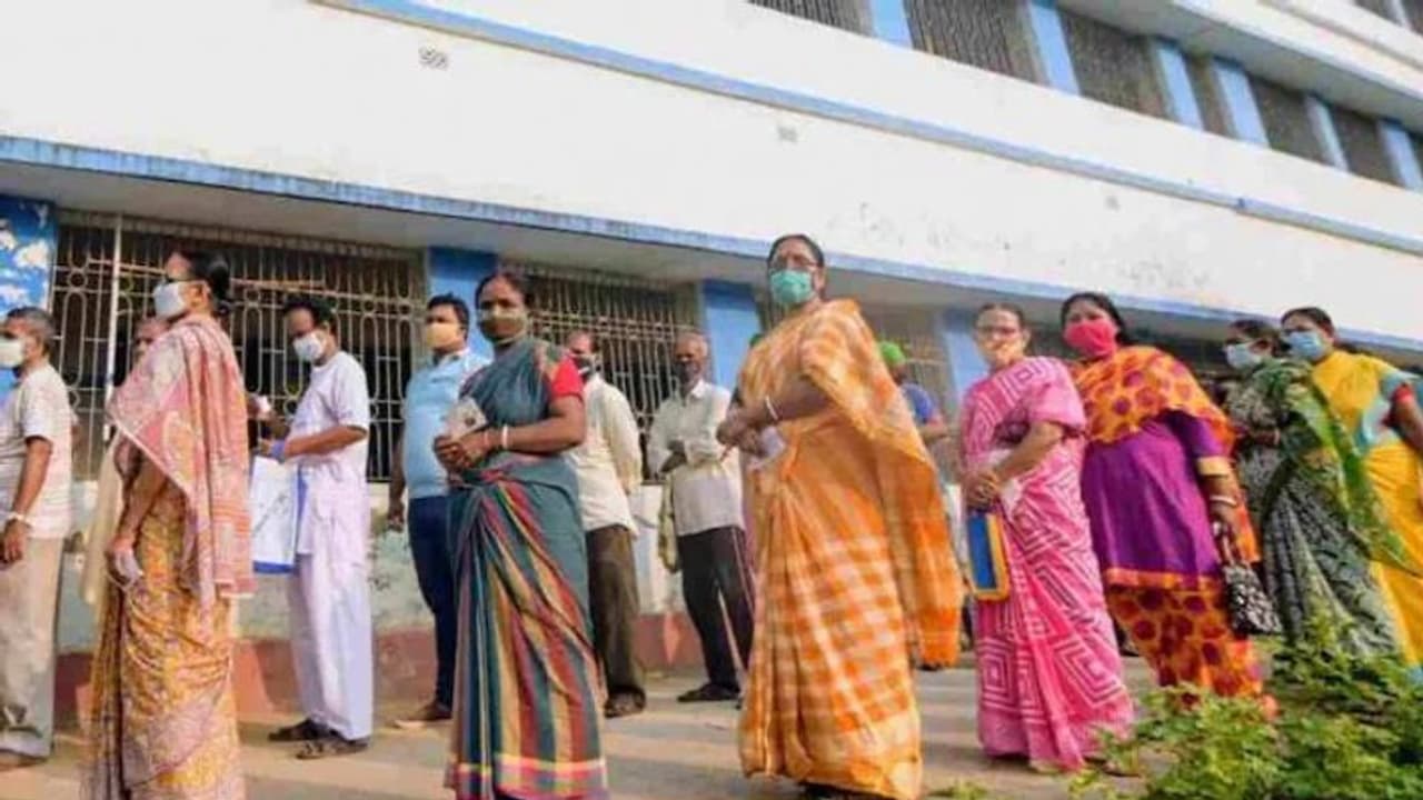 வாக்குச்சாவடி மேற்கூரை இடிந்து விழுந்து விபத்து... 5 பேர் காயம்.. மருத்துவமனையில் சிகிச்சை..! வாக்குச்சாவடி மேற்கூரை இடிந்து விழுந்து விபத்து... 5 பேர் காயம்.. மருத்துவமனையில் சிகிச்சை..!