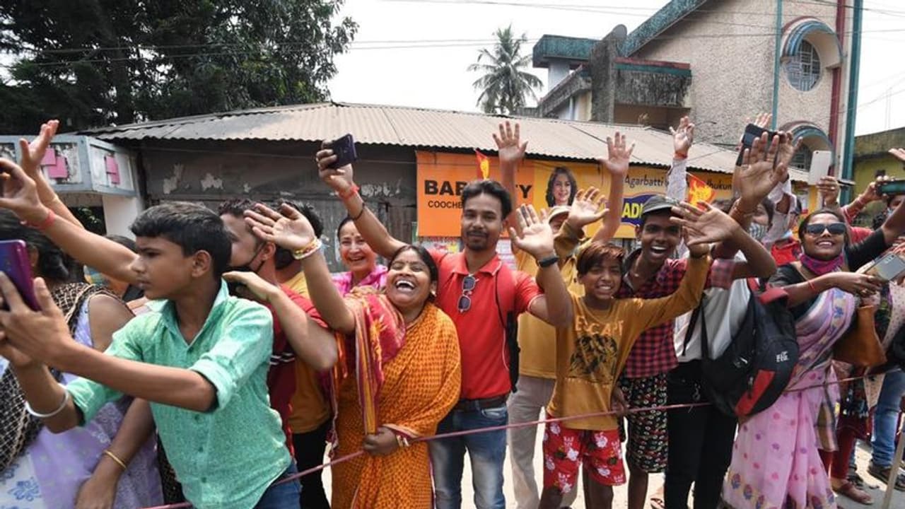 করোনাবিধি না মানলে শাস্তির খাঁড়া নেমে আসবে, মহামারি নিয়ে কঠোর নির্বাচন কমিশন করোনাবিধি না মানলে শাস্তির খাঁড়া নেমে আসবে, মহামারি নিয়ে কঠোর নির্বাচন কমিশন