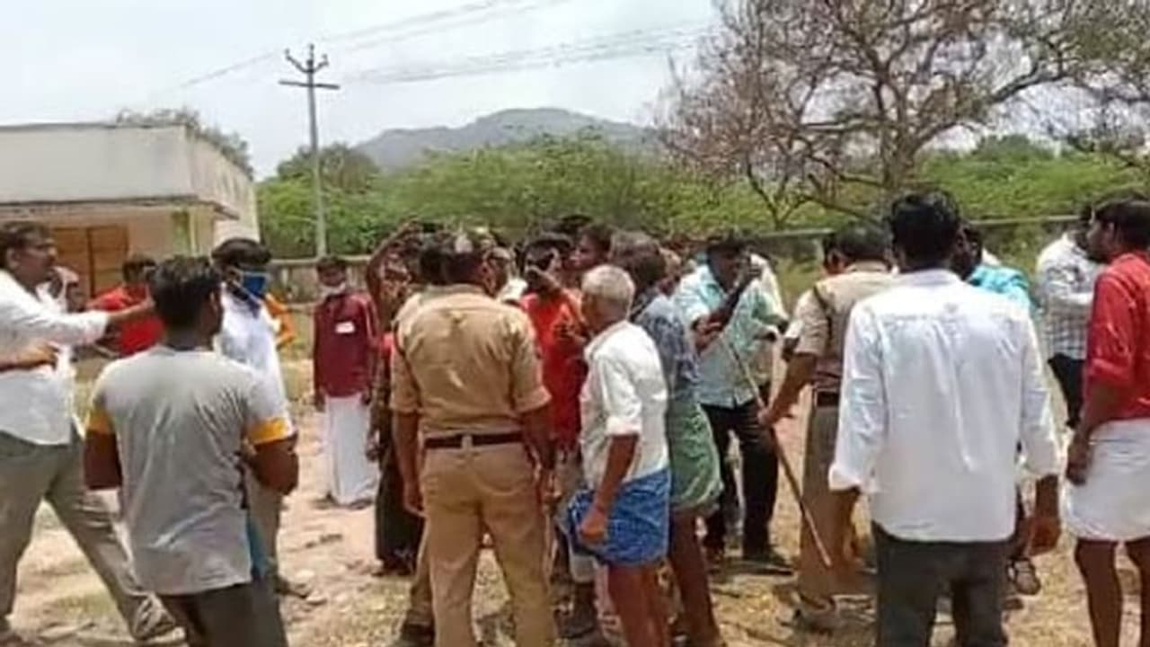 ந.பி.பெற்றாள் வாக்குச்சாவடியில் பதற்றம்.. போலீசார் பொதுமக்கள் இடையே தள்ளுமுள்ளு.. வாக்குப்பதிவு நிறுத்தம்.! ந.பி.பெற்றாள் வாக்குச்சாவடியில் பதற்றம்.. போலீசார் பொதுமக்கள் இடையே தள்ளுமுள்ளு.. வாக்குப்பதிவு நிறுத்தம்.!