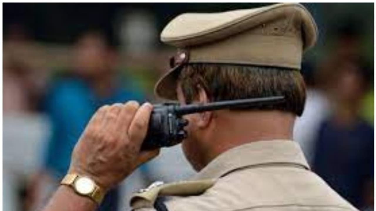 షాక్: పుట్ట మధుతో సన్నిహితంగా ఉన్న పోలీసులపై బదిలీ వేటు షాక్: పుట్ట మధుతో సన్నిహితంగా ఉన్న పోలీసులపై బదిలీ వేటు