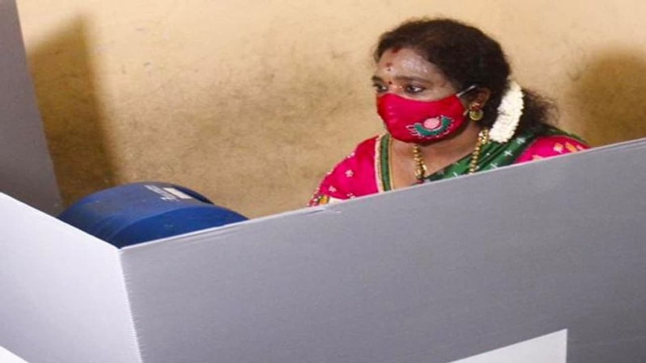 తెలంగాణ గవర్నర్.. చెన్నైలో ఓటు...