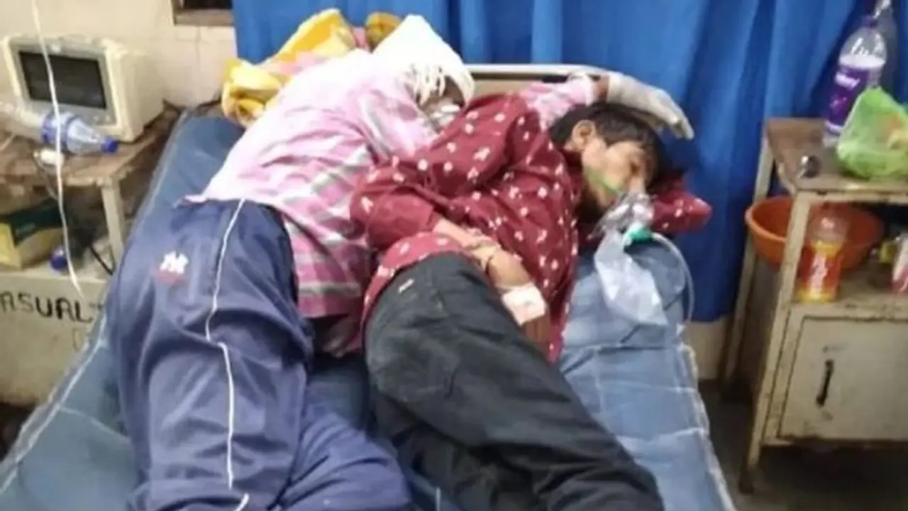 इस राज्य से आई कोरोना की सबसे डरावनी तस्वीर, एक बेड पर 2 मरीज का इलाज..यहां एक भी वेंटिलेटर खाली नहीं इस राज्य से आई कोरोना की सबसे डरावनी तस्वीर, एक बेड पर 2 मरीज का इलाज..यहां एक भी वेंटिलेटर खाली नहीं