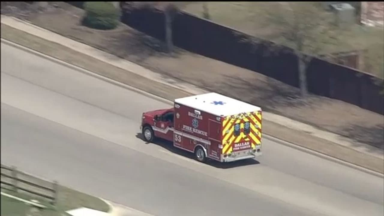 పుల్లూరు చెక్పోస్టు వద్ద నిలిచిపోయిన వాహనాలు: అంబులెన్స్లోనే ఇద్దరు రోగులు మృతి పుల్లూరు చెక్పోస్టు వద్ద నిలిచిపోయిన వాహనాలు: అంబులెన్స్లోనే ఇద్దరు రోగులు మృతి