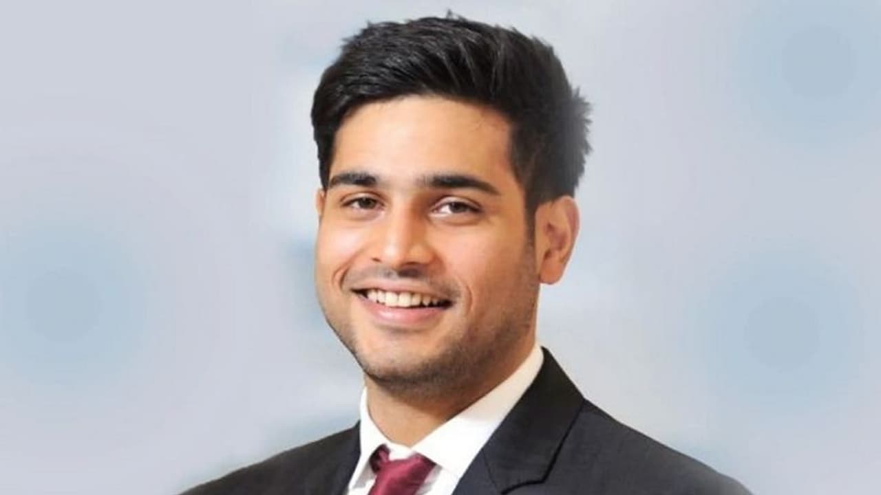 लाइमलाइट से दूर रहने वाले अनिल अंबानी के बेटे ने लॉकडाउन पर जताई आपत्ति, पूछा कोरोना से जुड़ा बड़ा सवाल लाइमलाइट से दूर रहने वाले अनिल अंबानी के बेटे ने लॉकडाउन पर जताई आपत्ति, पूछा कोरोना से जुड़ा बड़ा सवाल